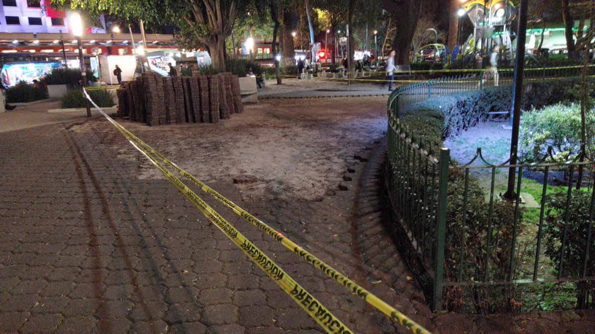 VillaDeCortesBJ's tweet photo. Después de varios oficios dirigidos a @STaboadaMx, la corrupta e inútil dirección de Obras se negó a dar información a vecinos sobre #PP2019. Hoy levantan adoquín en Plaza Victoria, espero sea para nivelarlo (igual que con el #PP2015 🙄) y no quitarlo. A ver qué idiotez realizan. https://t.co/e00dzopFZp