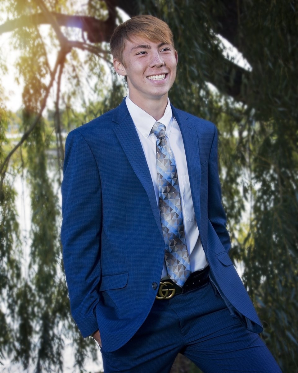 Debography's tweet image. Today's bonus edit is the very handsome Blake ❤️
Now booking senior sessions for the spring! PM me for details and appointments.