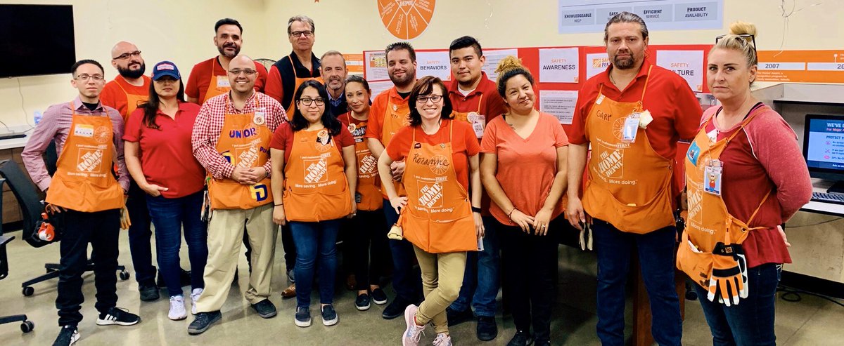 GeorgeMAPMD224's tweet photo. Store 1012 DS leadership driving Safety Awareness with our associate! Thank you everyone 👍🏻 https://t.co/wCmOL97dcy