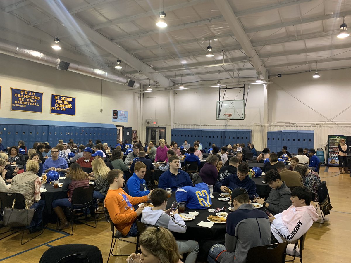 AcademyRecruits's tweet photo. What a wonderful turnout tonight for our football banquet. #blueCollAr https://t.co/qHN0slmdj1