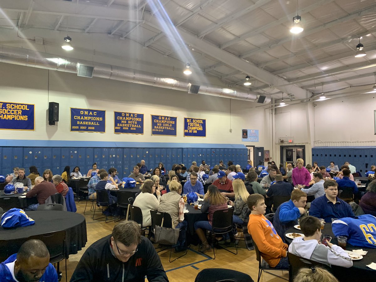 AcademyRecruits's tweet photo. What a wonderful turnout tonight for our football banquet. #blueCollAr https://t.co/qHN0slmdj1