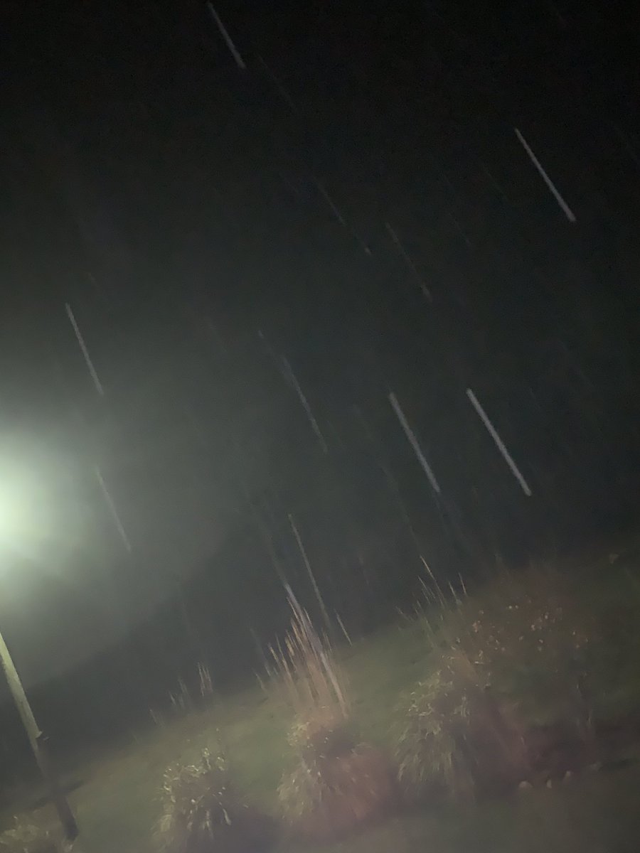 jsmithwx's tweet photo. What is this happening in Mt. Vernon? I think it may be snow?! #kywx #snowlesswinter @Kentuckyweather https://t.co/6XCadQCBNo