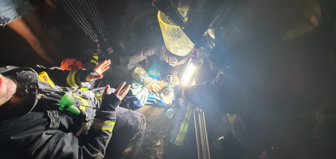 cbsantiago's tweet photo. Q12 @duodecimachile apoyó a @CBQN en #Incendio producido en Sara Gajardo y Pasaje Lo López. Durante labores de extinción, procedieron a rescatar a un felino, el cual fue atendido y se recupera gracias a la atención de los Voluntarios. #CBSemergencias https://t.co/7hW9CCbz0z
