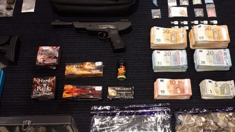 Wapens en drugs aangetroffen in Groningen -..