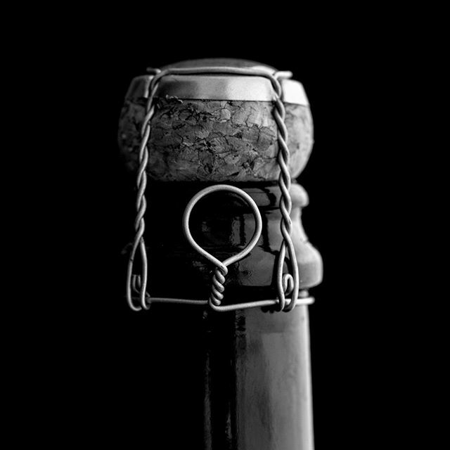 Although the sound of a popping cork can bring a smile to the face it is not the 'correct' method of opening a bottle of sparkling wine. The louder the pop, the more CO2 you are releasing (which is the all important sparkle!).⁠
⁠
The sound you should… ift.tt/2OcjhhB