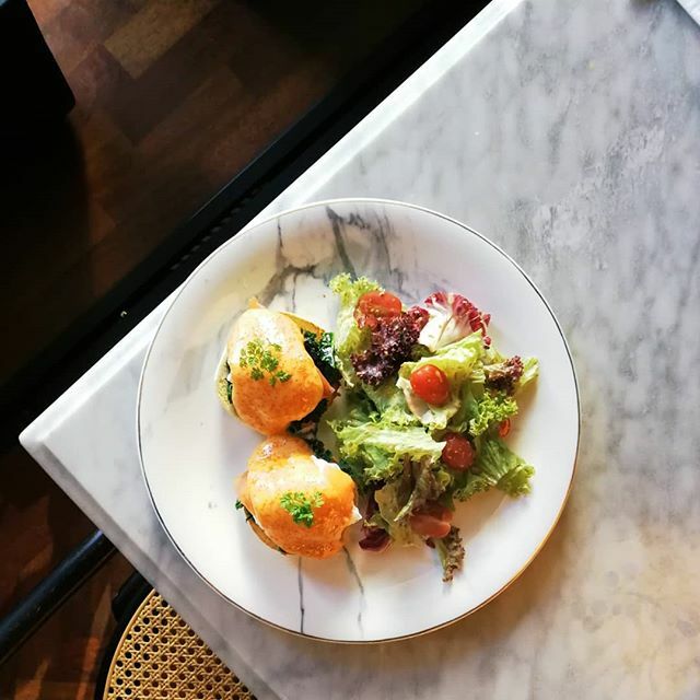agentcikay's tweet photo. A good lunch date was eggactly what i needed. .
.

#eatcleantraindirty #eggsbenedict #tablecornerdining https://t.co/1eezuzCAPC https://t.co/rypGO3tS8O