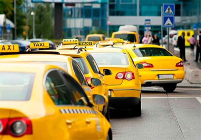 Кратко о последних новостях, касающихся такси: Агрегатор Gett впервые стал прибыльным предприятием с момента начала деятельности. Следующий шаг — размещение акций на биржах. Яндекс Такси планирует купить активы группы 'Везёт', занимающейся пассажирскими перевозками.