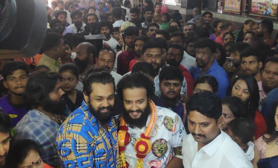 Kannadadeshado's tweet photo. "ಧೀರ ಸಾಮ್ರಾಟ್" ಚಿತ್ರದ ಮುಹೂರ್ತದಲ್ಲಿ ಆಕ್ಷನ್ ಪ್ರಿನ್ಸ್ ಧೃವ ಸರ್ಜಾ
#Dheerasamrath #Dhruvasarja #Adhvithishetty #VjpavanKumar @adhvithishetty https://t.co/qm3luVIvqa