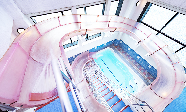__camcamcam__'s tweet photo. ラブホに抵抗がある人は一度でいいから名古屋にある「HOTEL Regent」に行ってみるべき。
ラグジュアリーな室内に温水プールとウォータース���イダー、メリーゴーランド、サウナも完備。
これは完全にテーマパーク。5000円台で行けてコスパ最強。ラブホの概念が変わるよ。 https://t.co/vkgNmi5xdb