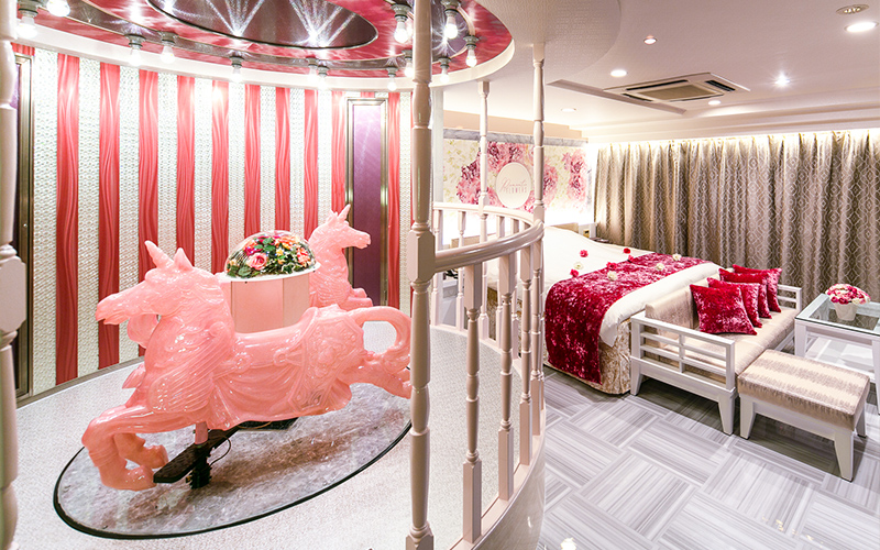 __camcamcam__'s tweet photo. ラブホに抵抗がある人は一度でいいから名古屋にある「HOTEL Regent」に行ってみるべき。
ラグジュアリーな室内に温水プールとウォータース���イダー、メリーゴーランド、サウナも完備。
これは完全にテーマパーク。5000円台で行けてコスパ最強。ラブホの概念が変わるよ。 https://t.co/vkgNmi5xdb