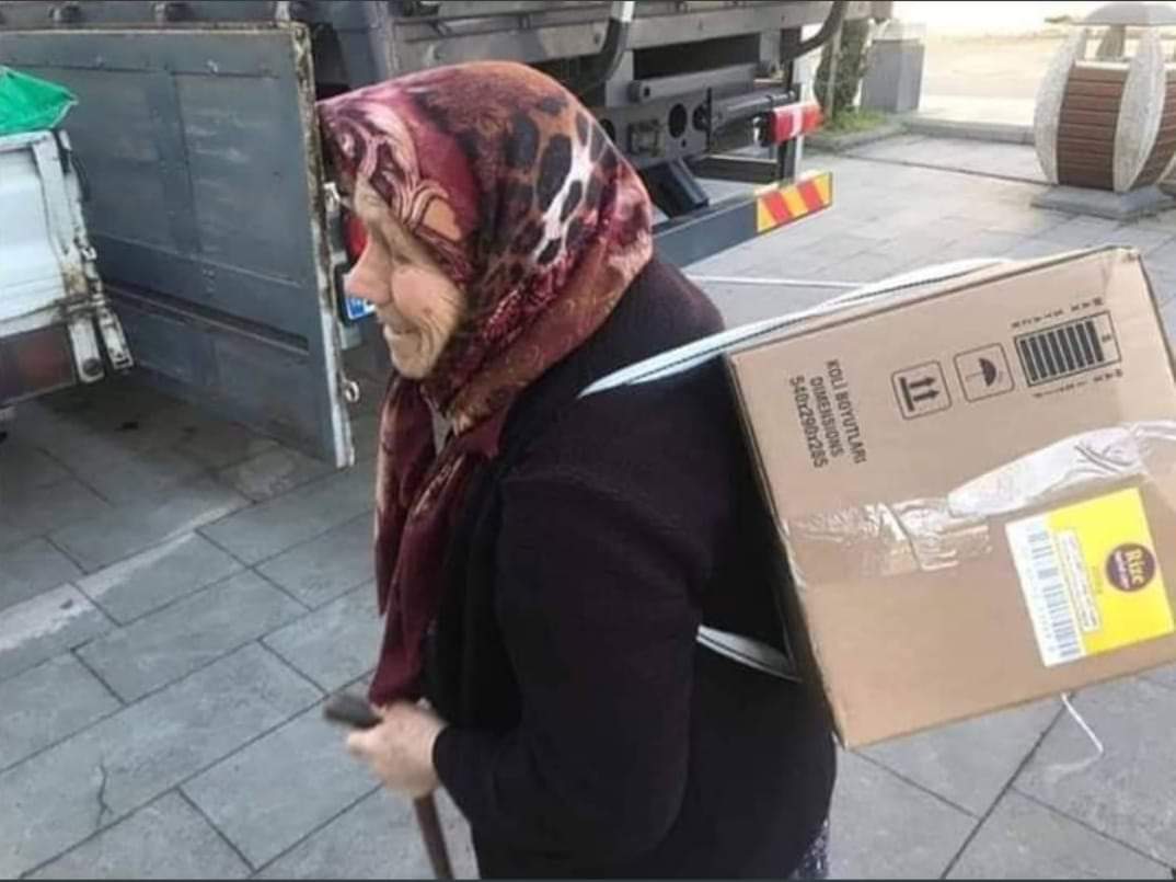 Help_Mazlum1's tweet photo. Oyy kurban olduğum!

Giresun’da 80 yaşındaki bu nenemiz köyünde-evinde hazırladığı koliyi sırtında taşıyarak Giresun merkezden Elazığ'a gidecek olan yardım tırının yanına kadar getirdi👏İşte günümüz NENE HATUNU.🤲 https://t.co/RlAfCS6BtB