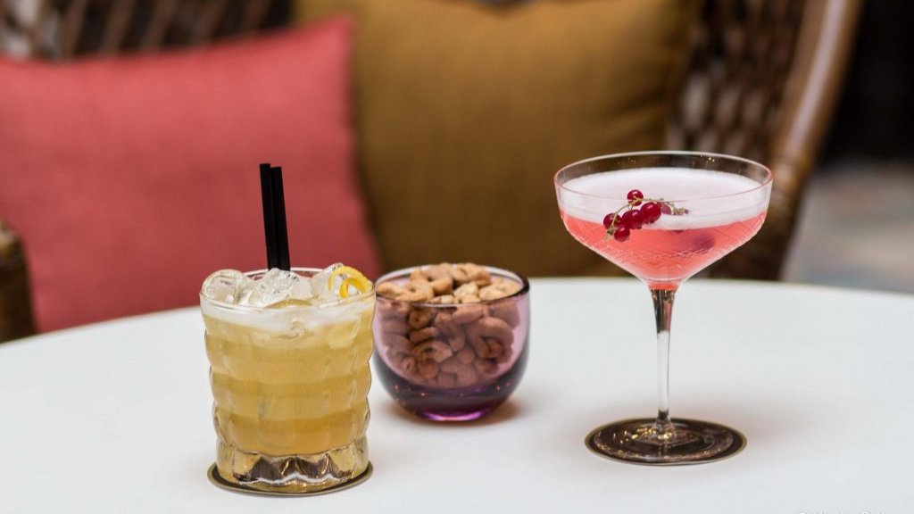 MelleBonPlan's tweet photo. C'est la #pariscocktailweek en ce moment jusqu'au 01/02 ! Avec 50 bars participants, des #cocktails à prix doux, des masterclasses et le 1er bar 100% spirit-free à Ground Control le 2/02
Mes bonnes adresses cocktails à #Paris : https://t.co/s4BnQwNlZY…/gastronomie/…/cocktail/ https://t.co/QlMRKOocFV
