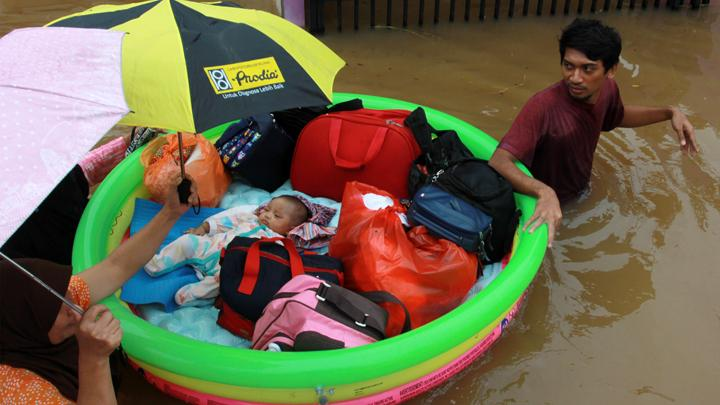 kongah's tweet photo. @NusantaraInfra Semoga Pak Ramdani dan Seluruh Karyawan PT Nusantara Infrastructure sehat dan dalam lindungan NYA. Mohon dibuatkan tanggul yang kokoh antara tol P Aren- BSD dengan Puri Bintaro Indah agar kami tdk kebanjiran https://t.co/9Fyt9TsJCU