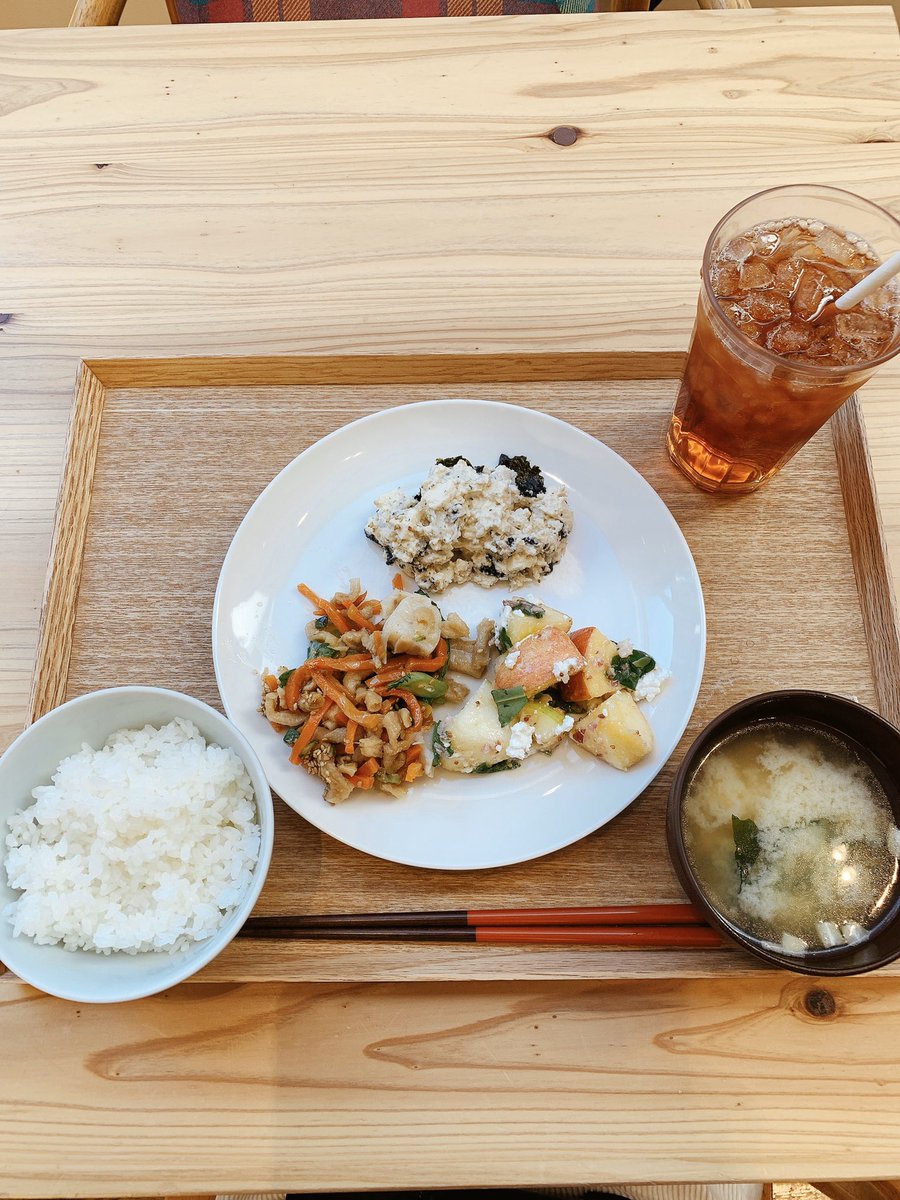 Ku Nel クウネル En Twitter なく体が重いときや野菜不足のときは Cafe Meal Muji 日比谷 でひとりランチ 選べるデリは野菜中心 この日いただいたのは りんごのサラダ カッテージチーズ和え 干し野菜のサラダ 柚子ごま風味 黒海苔と釜揚げしらすの