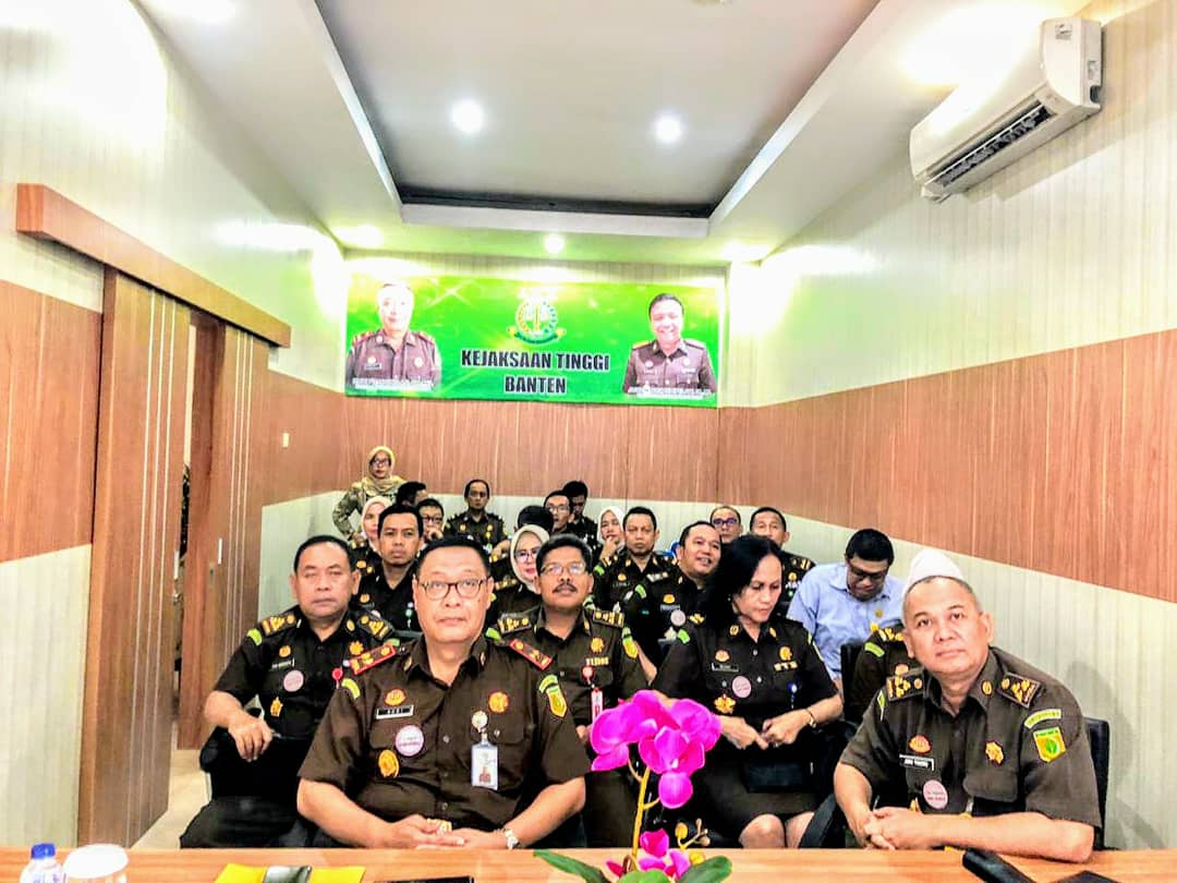 hadiholil's tweet photo. Kajati Banten Rudi Prabowo Aji,https://t.co/LJPns2E3nt sedang mengikuti vidcon dengan Jaksa Agung RI. Kamis 30 Januari 2020.
#kejaksaan.ri
#puspenkumkejaksaan.ri https://t.co/8pTz38RpJl