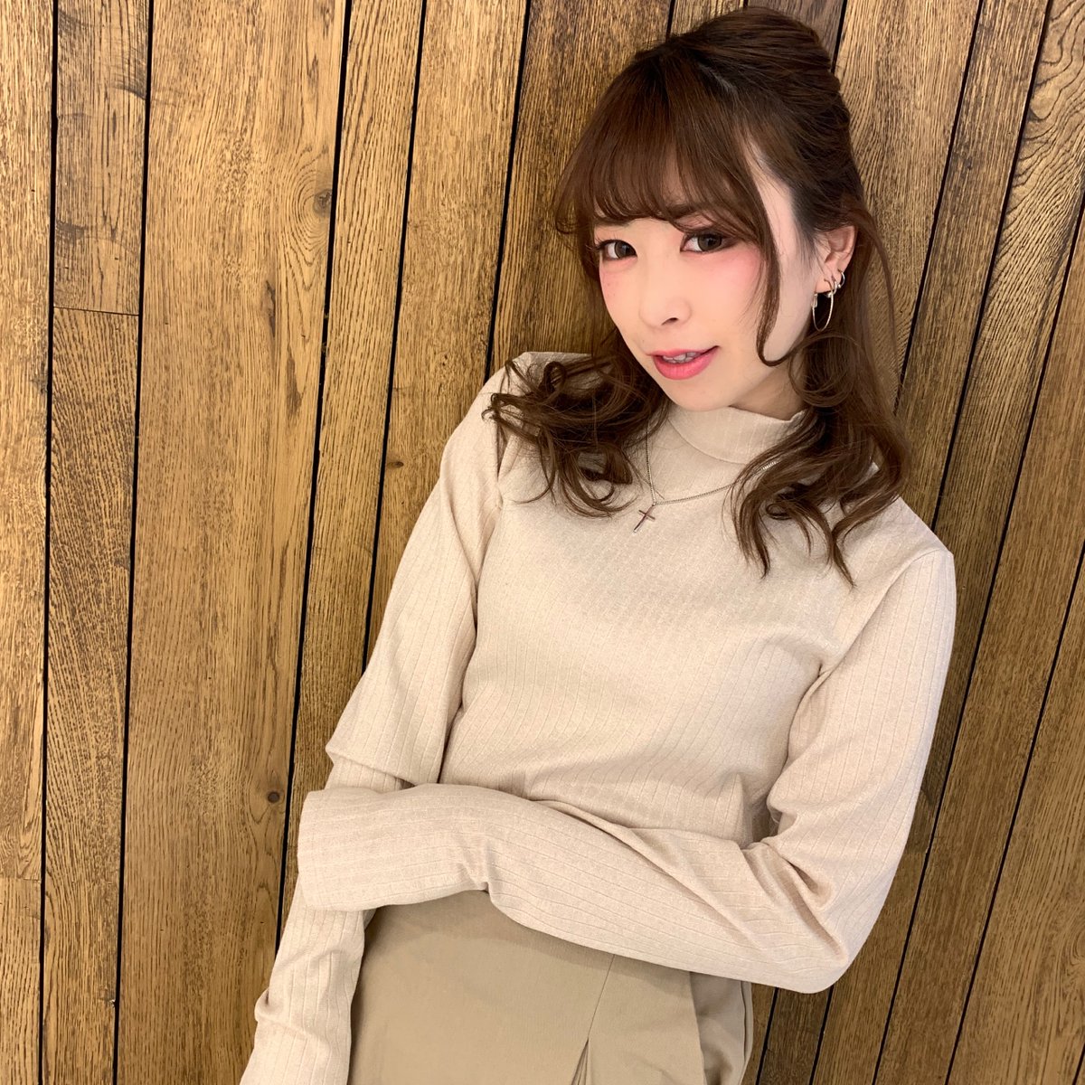 Punyus Press Ar Twitter シンプルながらラメ生地がコーデに上品さをプラスしてくれるアイテム ハイネックをインナーにしたレイヤードスタイルも今季らしい着こなしに ラメハイネックロンt 2 999 税 サイズ T Co Arz9yxm7qp Staff ぴぃ 152cm