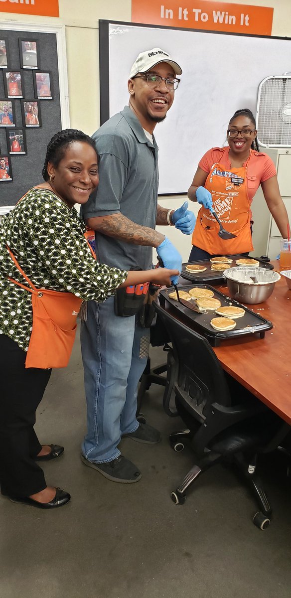 BillGreen279's tweet photo. Freight and Night MET appreciation @ 279!! Pancakes for all! Thank you chief Jelani and @Lacreti87046331! @HD6872 @EfrenExports @tiffwhitedennis https://t.co/3a56kH0xdv