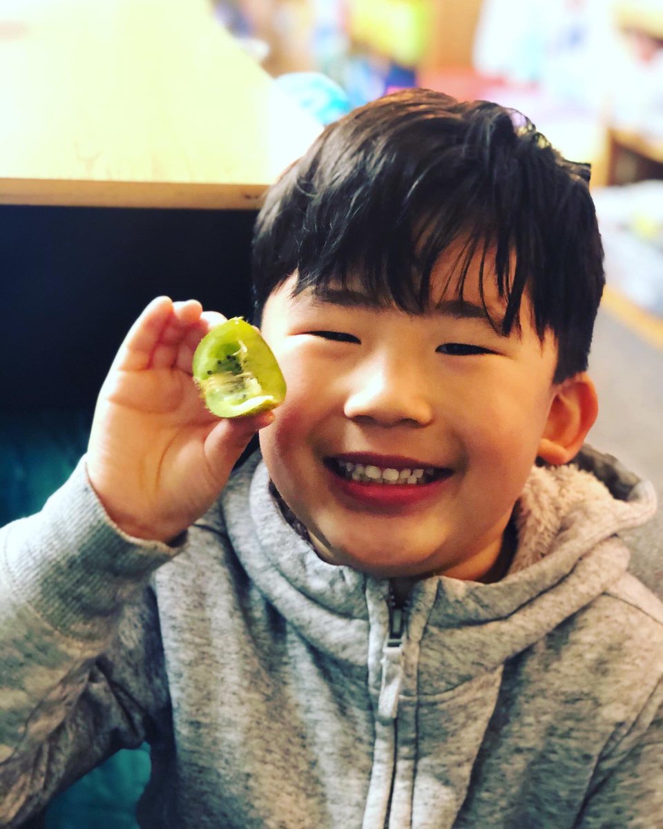 KellyBiller's tweet photo. We enjoyed trying kiwis today for the “Harvest of the Month!” 🥝😋 @FullertonSD https://t.co/GgBWAzslh1