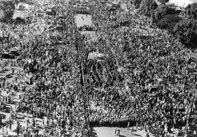 HistoricClicks's tweet photo. A crowd watching the funeral procession of Indian statesman Mahatma Gandhi who was assassinated by right wing terrorist Nathuram Godse, 1948.
#Gandhi #MahatmaGandhi https://t.co/yxnQqrXcJw