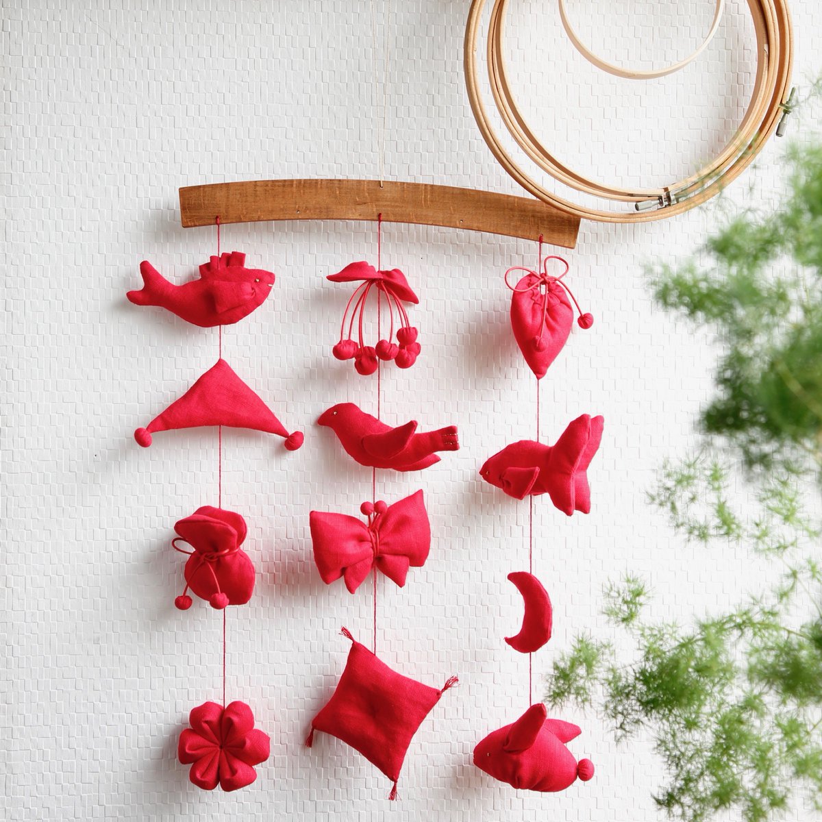 手紙社 2 22 土 堀川 波 桃の節句のつるし飾りづくりws At 本とコーヒー 堀川 波さんの リネンで作る つるし飾り 出版記念フェアを開催 今年の雛祭りは 赤一色のリネンで制作するモダンなつるし飾りを大切な人やお子様の幸せを祈って贈りません