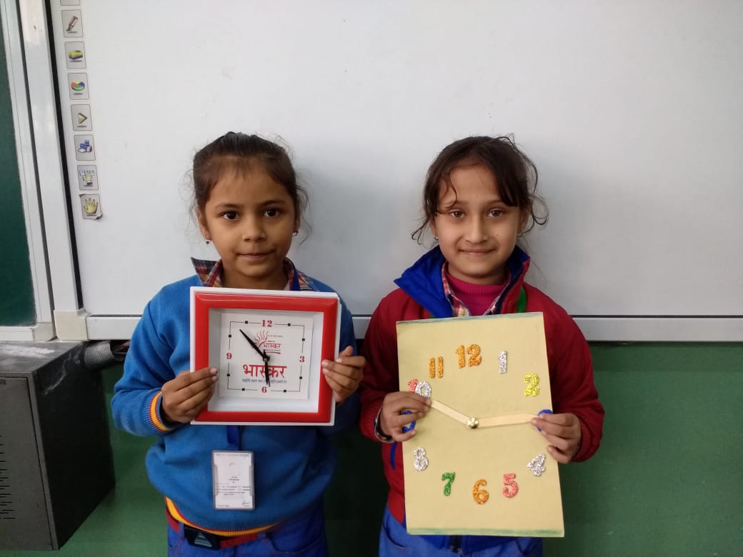 tfsfoundation's tweet image. #LearningByDoing, Ss of Grade II had a frolic #MathSession wherein they paired up with their classmates &amp;amp; gave each other a specific &apos;time&apos; to display on their #HandMadeClocks. #MathActivity #MultipleIntelligence #PairingUp #InterPersonalIntelligence #ClassroomActivities.