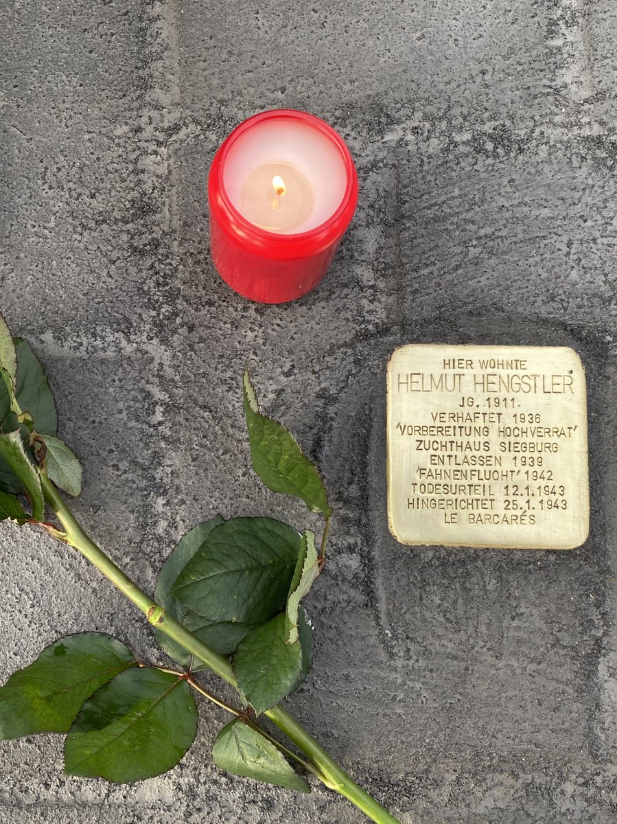 Der erste #Stolperstein von 18, die heute in #Bonn verlegt werden. Gestiftet von der Bertolt-Brecht-Gesamtschule. In Anwesenheit der Nachkommen.
