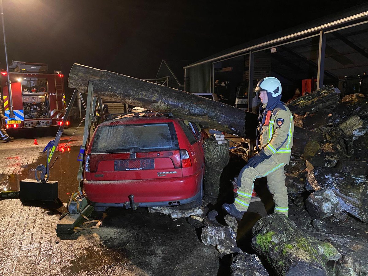 BrandweerSmilde's tweet photo. Gisteravond hadden we een oefening Technisch Hulpverlening (THV) op het programma. #oefening #woensdag #brandweer #Smilde #holmatro #stabfast #hulpverlening #auto #boom https://t.co/bU3eF7CG8Q