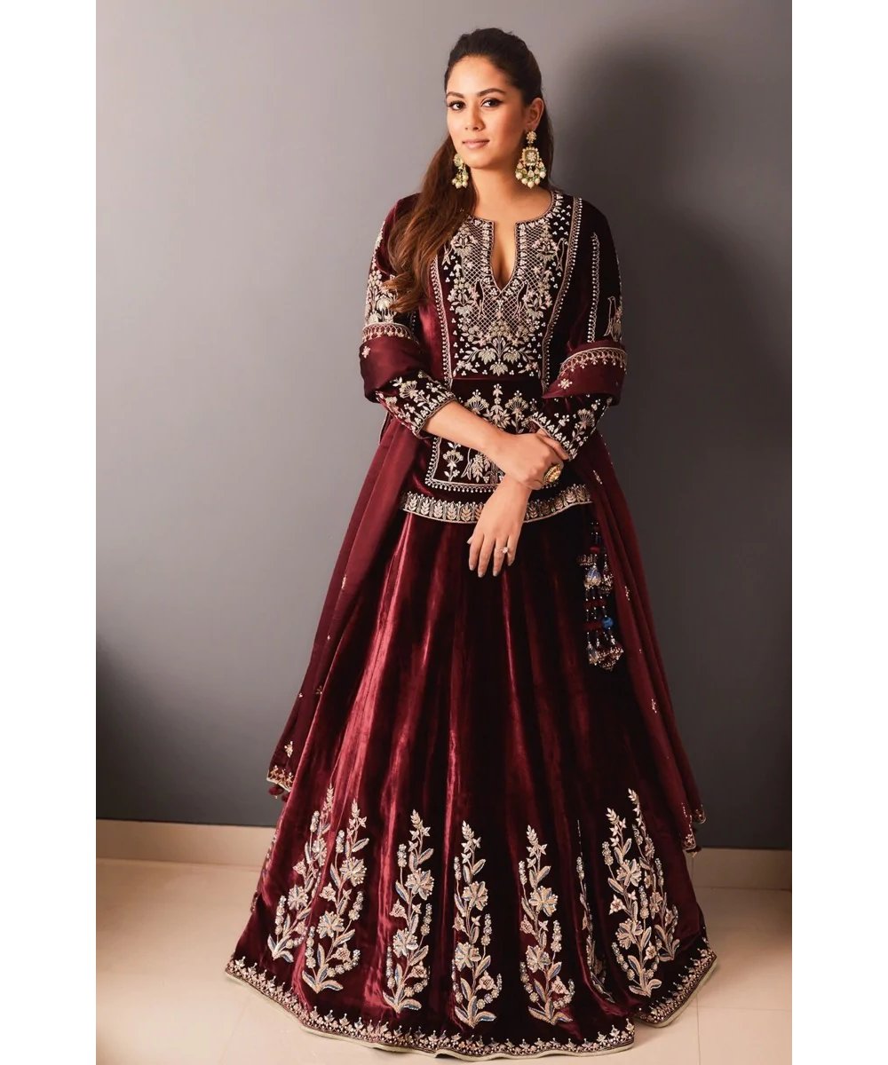 RanjnaPune's tweet photo. Mira Kapoor in a beautiful maroon designer lehenga and long blouse. (Image Source: Rediff)
#mirarajput #mirakapoor #lehenga #designerlehenga #maroonlehenga #longblouse #designerblouse #blouse #embroideredlehenga #embroideredblouse #ethnicwear #ethnicclothing #designerclothing https://t.co/mSyLd05YPo
