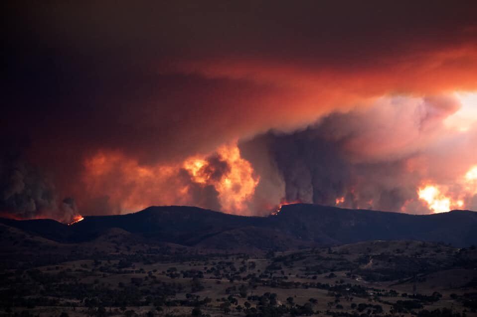 aimeeshack's tweet photo. #OrroralValleyFire in #Canberra night of 28 Jan from Urambi Hills. Photo: Elena Plumb #orroralvalley #AustraliaBurning #CanberraFires #NamadjiFire #AustralianBushfires #AustralianBushfiresDisaster #CanberraFire #bushfirecrisis
#AustralianFires #actfires #actRuralFireService https://t.co/G8f2leVVC9