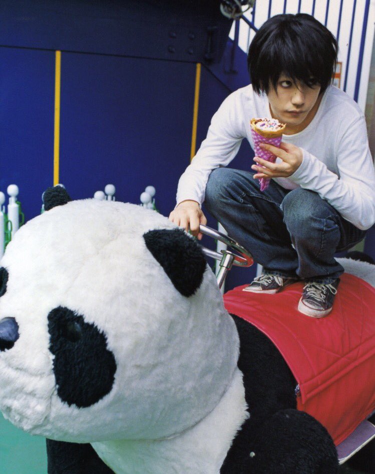 松山ケンイチさん演じるデスノートのLが好きすぎて写真集買ったりして