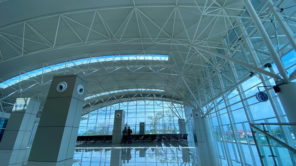 INJairports's tweet photo. Perluasan gedung terminal Bandara @DJB_AP2 meningkatkan kapasitas penumpang dari 1.6jt menjadi 2.6jt per tahun, dgn luas 22.000 m2 dr sblmnya 12.000m2. Pengembangan ini bertujuan agar Bandara Sultan Thaha menjadi standar internasional.
#AP2Updates https://t.co/HwX09QBu4e