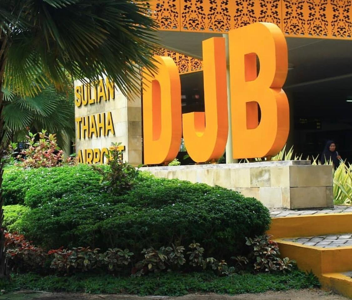 INJairports's tweet photo. Perluasan gedung terminal Bandara @DJB_AP2 meningkatkan kapasitas penumpang dari 1.6jt menjadi 2.6jt per tahun, dgn luas 22.000 m2 dr sblmnya 12.000m2. Pengembangan ini bertujuan agar Bandara Sultan Thaha menjadi standar internasional.
#AP2Updates https://t.co/HwX09QBu4e