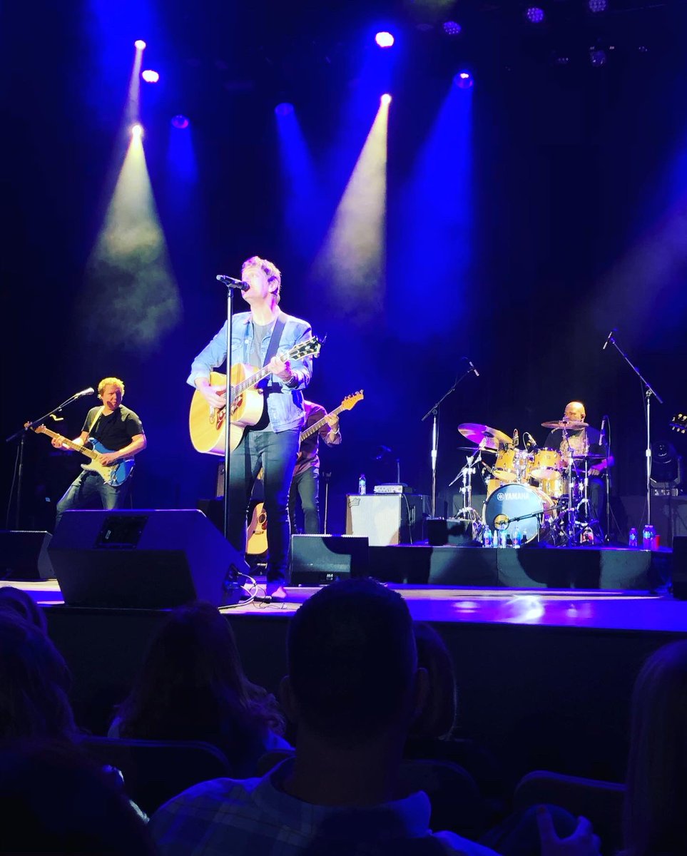 DontWaitToLive_'s tweet photo. My favorite show every year 💗🤗 @ThisIsRobThomas @sidewalkangels #swa #acoustic https://t.co/lLdzp4qhuO