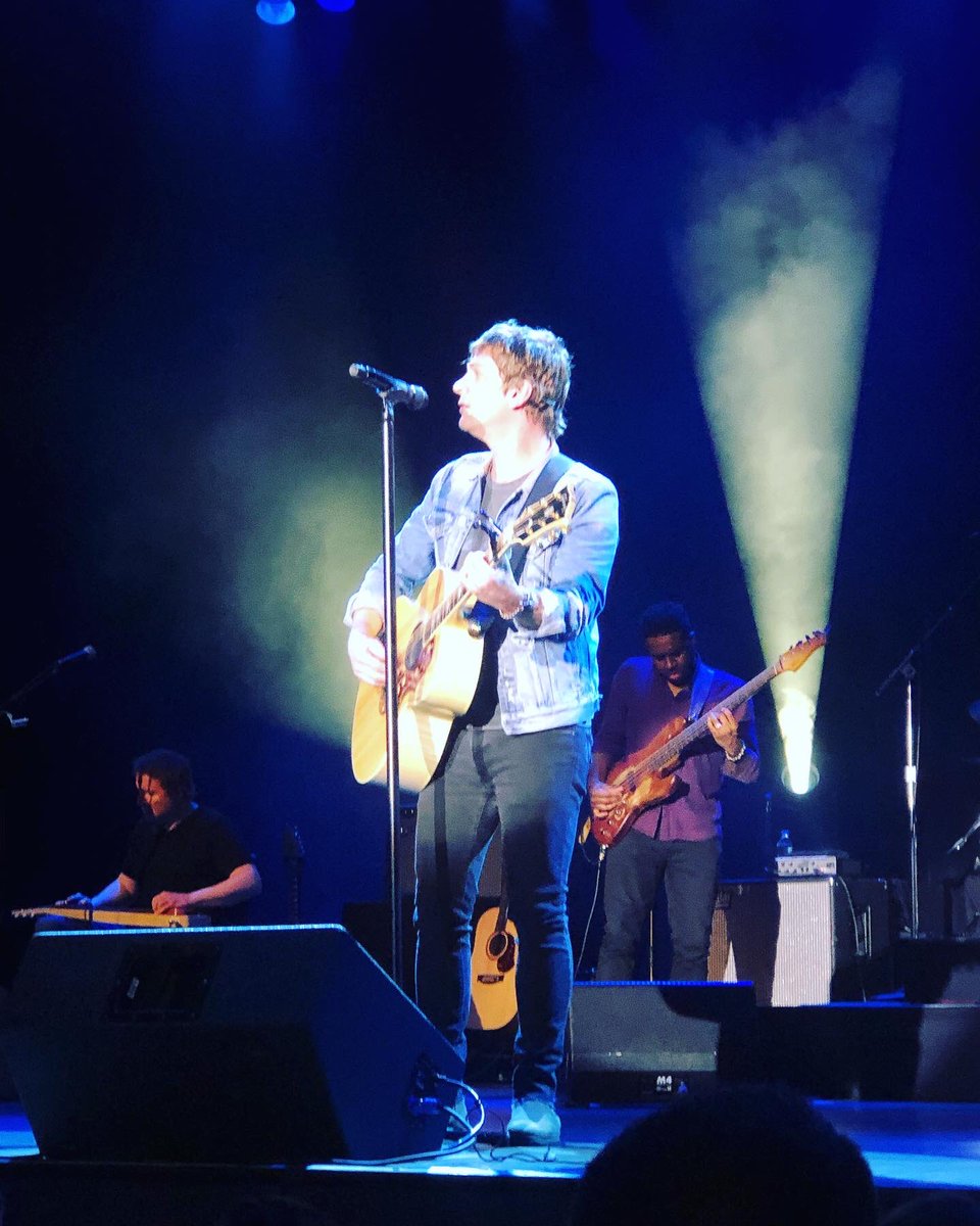 DontWaitToLive_'s tweet photo. My favorite show every year 💗🤗 @ThisIsRobThomas @sidewalkangels #swa #acoustic https://t.co/lLdzp4qhuO