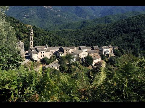 Le guide géolocalisé pour smartphone vous fait découvrir Verdese sur m-ici.com/20-verdese  Village de Verdese Photo : Maurice SUBERVIE