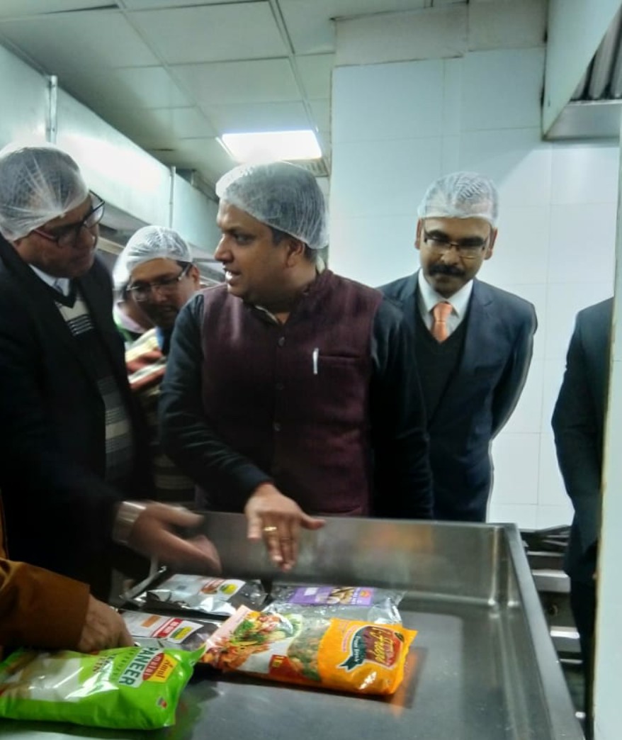 dr_rajeevsharma's tweet photo. #BaseKitchen inspection done to know the status food served by @IRCTCofficial to passengers in trains. Great work and efforts taken by irctc to serve the best to the passengers. It is A1 grade Pakshala base kitchen.Thanks to officers and team congratulations 💐 @RailMinIndia https://t.co/CIuZBCYCL0