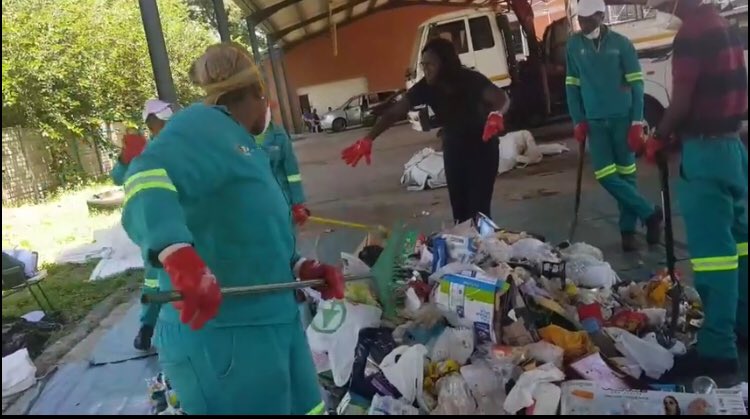 MumbaMusondam's tweet photo. Meet @klu_joyce an environmentalist working on managing waste in cities! A Kenyan lady l have known for years with passion &amp; heart so large she is sharing her work across Africa. The waste we generate finds its way in our water, food &amp; guts! 👏🏾👏🏾@Nawe4Earth @UNHABITAT #SDGs https://t.co/lEYqIUVmrI