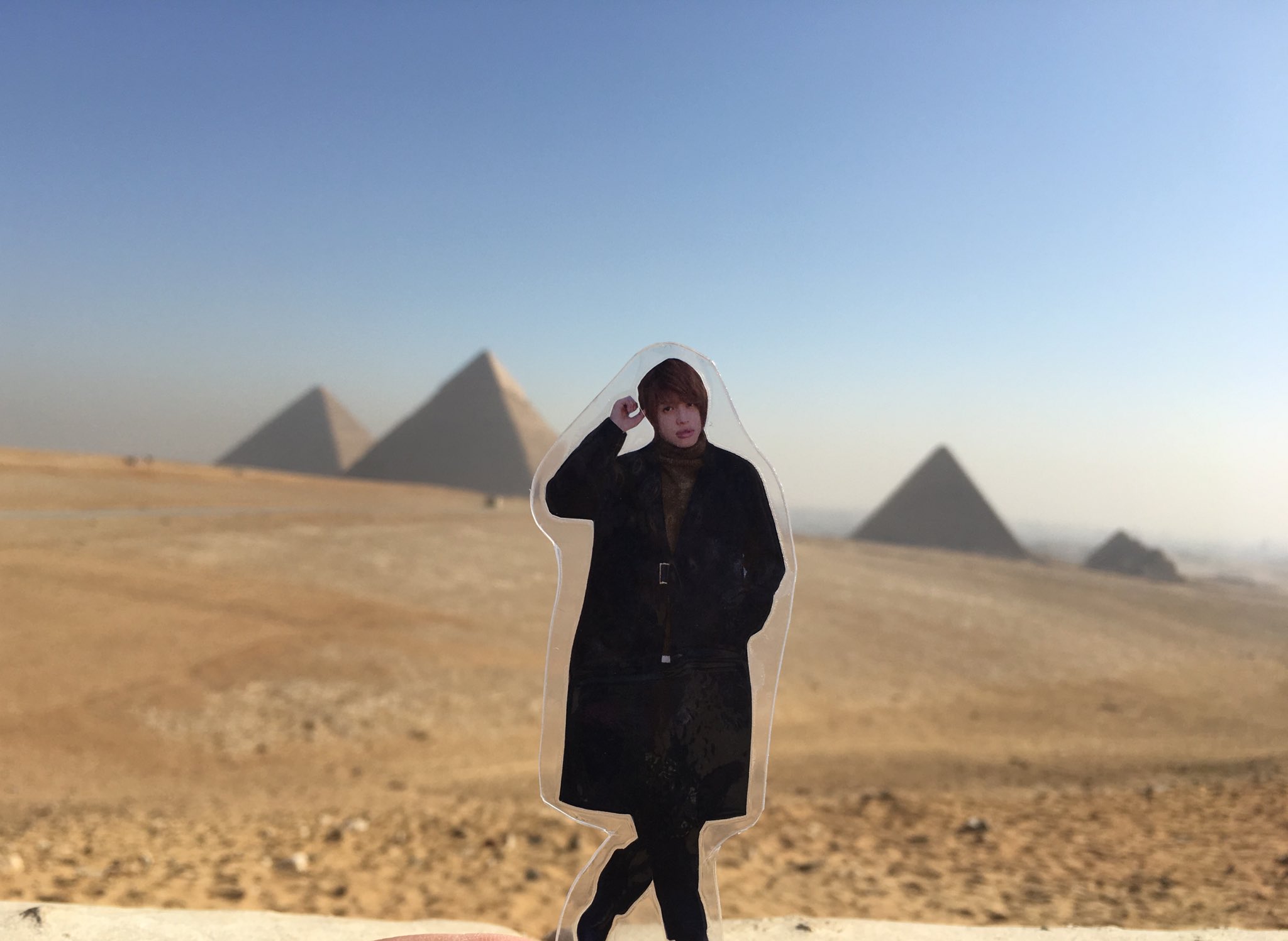 カープっ娘 エジプト編 カイロ空港 ホテルからのピラミッド クフ王のピラミッド入口 ギザの三大ピラミッド ジャニーズwest 中間淳太 エジプト旅行 アクスタ旅行 手作りアクスタ T Co Appusdhsmd Twitter
