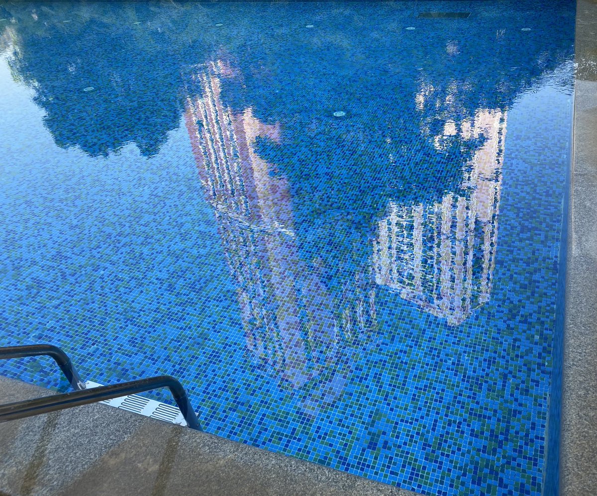 manishasinghal's tweet photo. The #city #mirror
A pleasant Thursday Morning in Mumbai and the reflection of buildings in the pool mirror clear blue skies & light breeze.
Days like these make you love #Mumbai
#mylens #cityscapes #breathingspace #citymirror https://t.co/MXgE6ajxC6