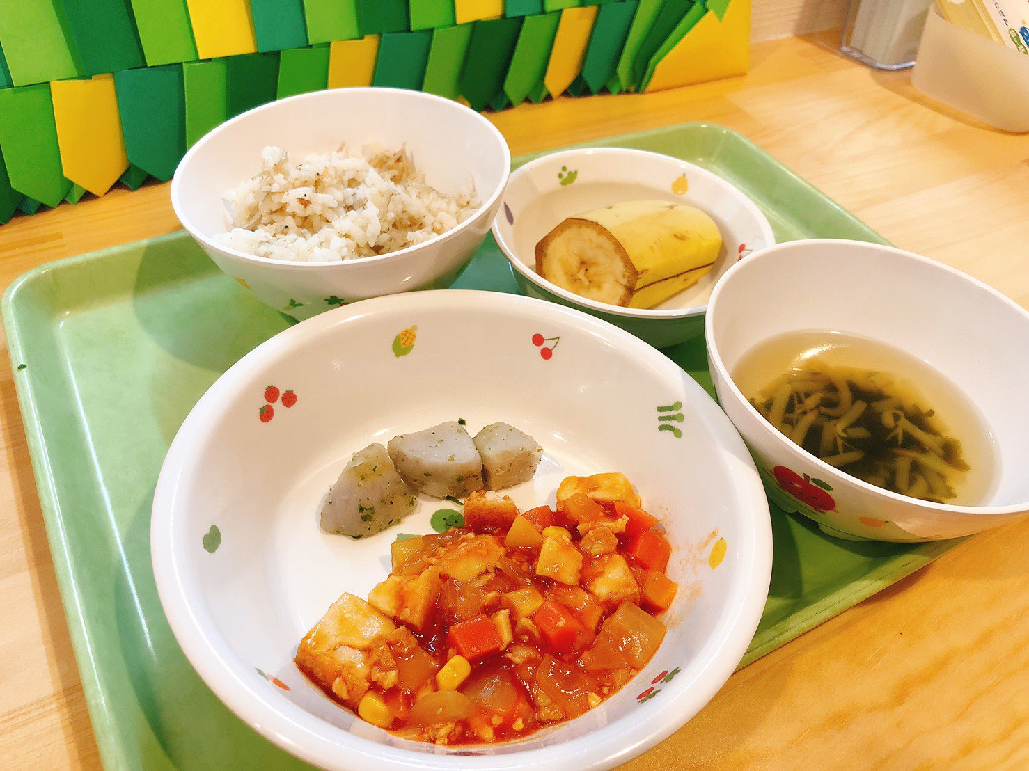 ふじさんbu Bu保育園 超公式 食育 英会話にも力を入れてまぁぁぁす 本日のbu Bu給食 普通食 じゃこ混ぜご飯 わかめスープ 厚揚げのケチャップ煮 ベイクド里芋 バナナです 離乳食 中期 7倍がゆ 野菜スープ しらす和え ベイクド