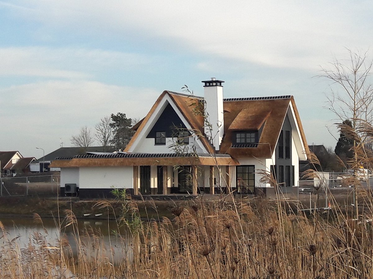 Morgen wordt deze #landelijk #moderne woning in #Waddinxveen opgeleverd.
bit.ly/2J3G2md

#nieuwbouw #kavel #rietgedekt