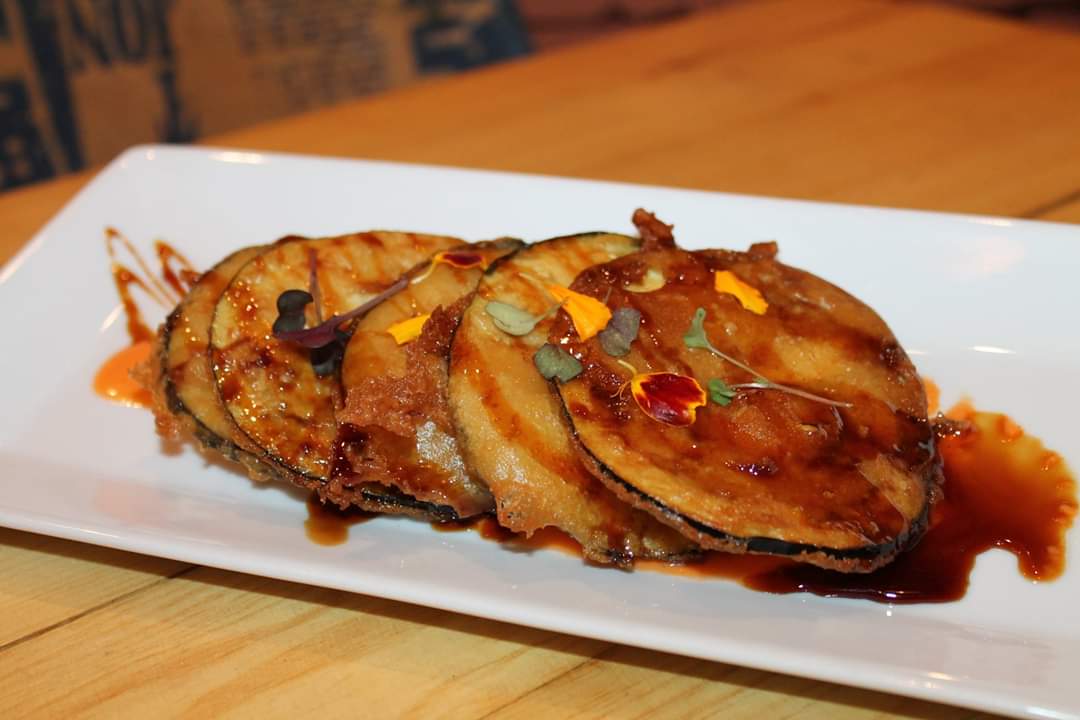 El3deGaldos's tweet photo. Estas berenjenas están para pegarles un buen mordisco y ¡que no quede nada el plato! No dejes de probar nuestra sugerencia del día hoy en El 3 de Galdós.

#tapas #madrid https://t.co/Jt5BHfeFQH