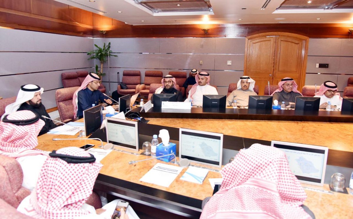 SaudiNREP's tweet photo. Eng. Faisal Alyemni and #REPDO team lead a workshop today at the @AsharqiaChamber. Attended by local investors, the team presented and discussed investment opportunities within the National Renewable Energy Program. https://t.co/ZCrLSIuVz8