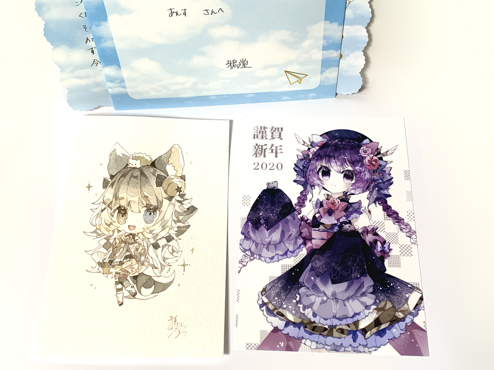 鴉堂[@toritoo1012 ]さんから御年賀とご旅行のおみやいただきました!🥳
御年賀ちゃんの可愛さも言わずもがななのですが、木蘭の水彩絵もso cuteというか美しいから見て…紙の匂い吸った
お菓子はお饅頭率多めで甘すぎず…な感じで手が止まりません🍴
是が非でも鰹食わせようとしてる感じ私は好きです 