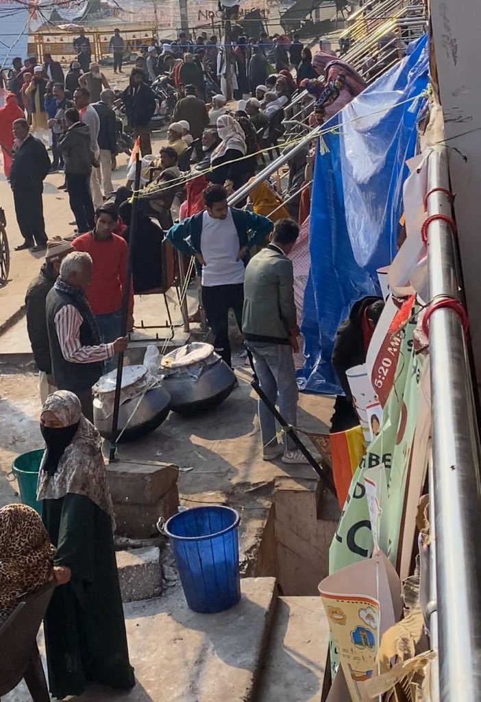 Reached the protest area of Shaheeen Bagh & First thing I saw was Biryani. So this is also proves that they have made the protest area a picnic spot.