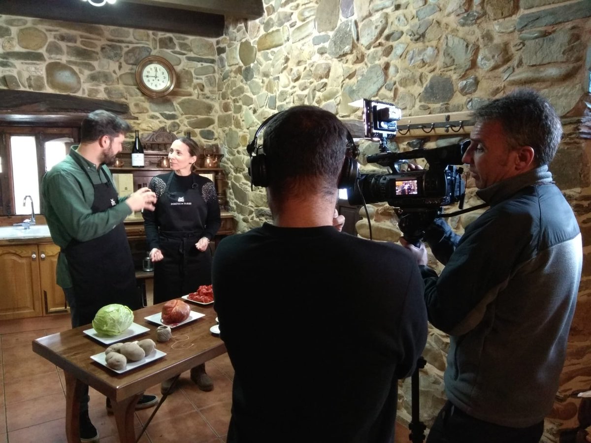 DominiodeTares's tweet image. ¿Sabes cómo se elabora el #botillo? Es un plato 🍽️ tradicional de #ElBierzo que se toma principalmente en invierno ❄️... El día 31 de enero te lo contamos en el programa #AquílaTierra 
@rtve #gastronomía @DOBierzo #DominiodeTares