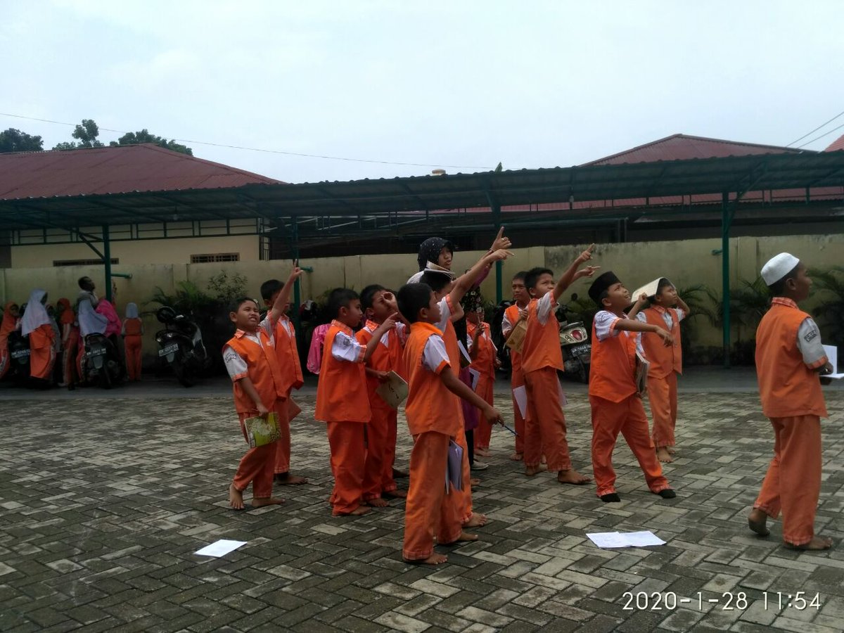 Belajar happy? Ya d SD Juara.. Proses KBM mengenal cuaca dgn melihat langsung, apapun materinya, guru2 SD selalu berusaha membuat siswa terlibat lgsg dalam proses pembelajaran...