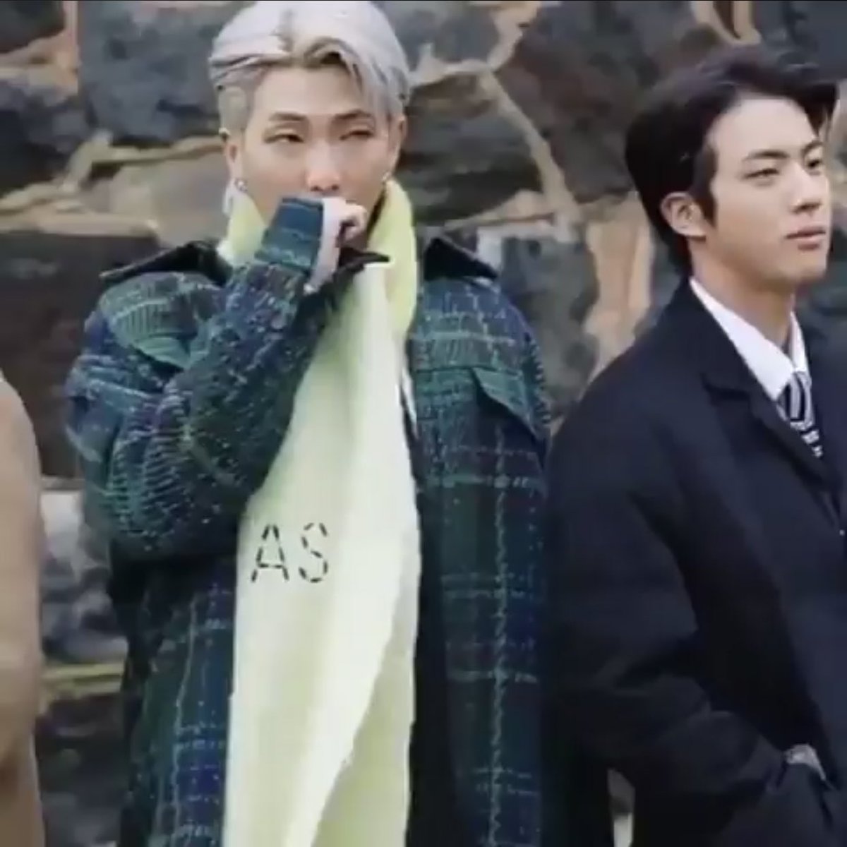 hot entry: just found out today on winter*package, namjin sharing scarfs