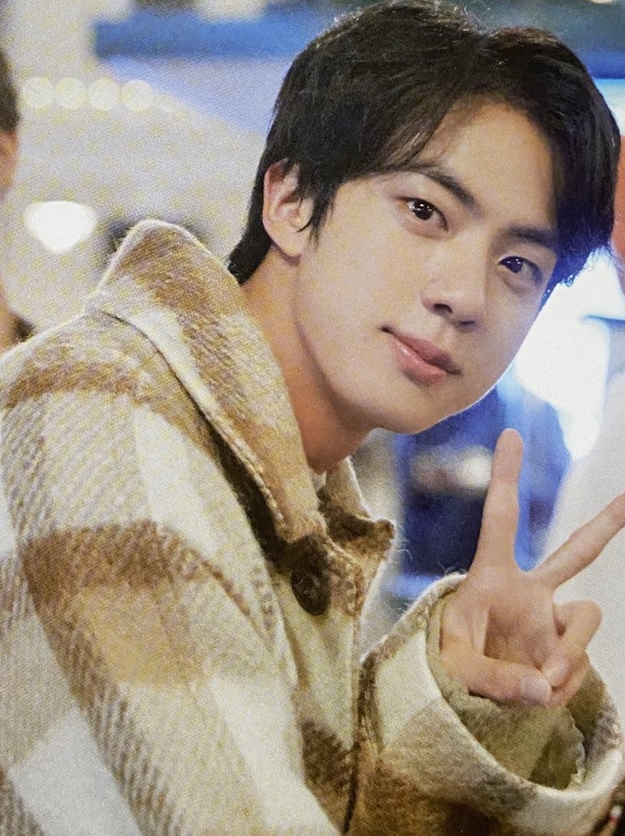 perjsona's tweet photo. kim seokjin is so ethereal his beauty is so out of this world @BTS_twt 

cr. to the owner https://t.co/apElWcY6hl
