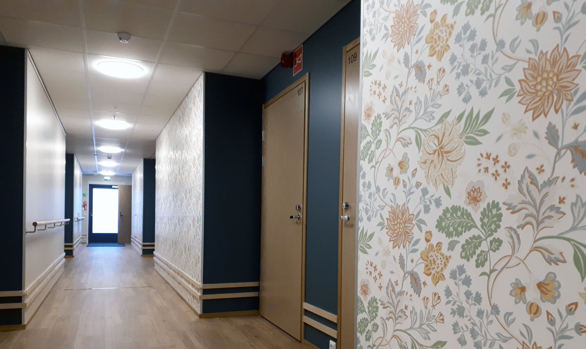 Uskoisitko näistä kuvista, että olemme #hoivakoti'ssa ❤ Asukkaiden ja työntekijöiden viihtyvyyteen tähtäävässä #tilasuunnittelu'ssa myös väreillä ja kuoseilla on suuri merkitys. 

Iloa ja lämpöä Jämijärvelle, jonne luovutettiin hoivakoti tällä viikolla 😊

#sikla #tehtysulle